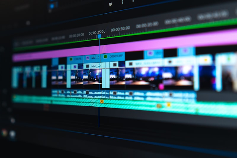 Editing video professionale su monitor